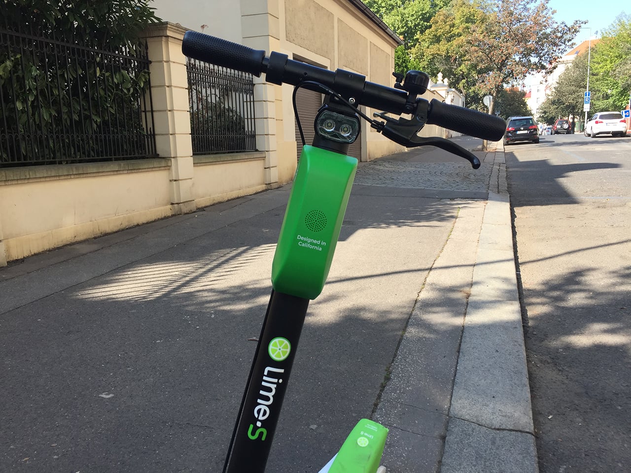 Jak fungují sdílené elektrické koloběžky Lime v Praze