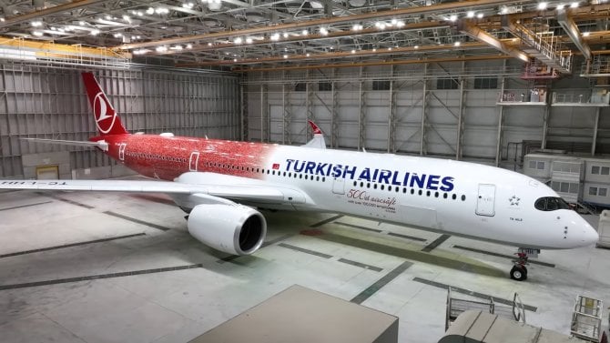 Obličeje zaměstnanců, Pokémoni i fotbalisté Realu Madrid. Aerolinky proměňují za stovky tisíc dolarů svá letadla v obří létající billboardy