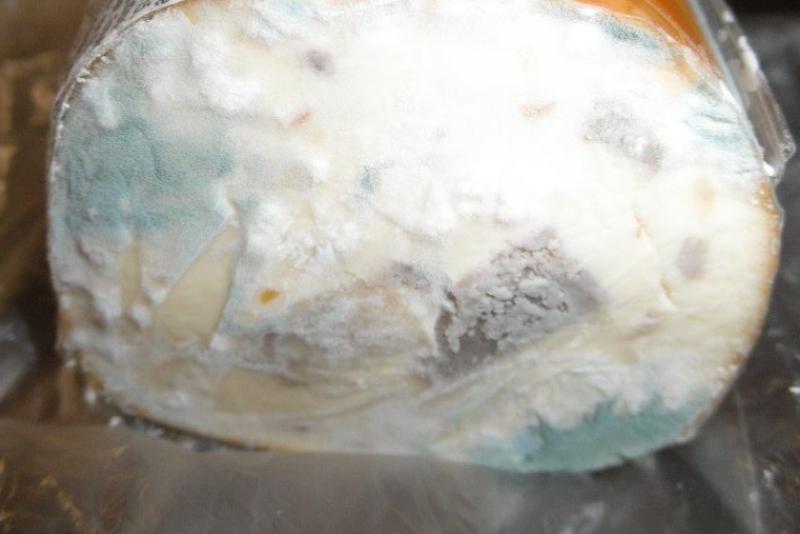 Zauzený tavený sýr se šunkou -  byl skladován při nevyhovujících teplotních podmínkách. Měl oslizlý a lepkavý povrch, na kterém se vyskytovala plíseň. 
Výrobek byl nabízen k prodeji více než dva měsíce po uplynutí data minimální trvanlivosti. Místo kontroly: UNIKOM, Chroustovice