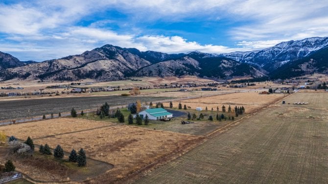 Místo front u Kolosea horské stezky a prázdné pláže. Nový cestovatelský trend přepisuje turistickou mapu světa