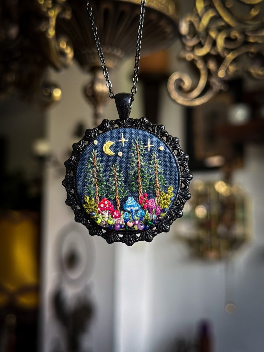 Šperk - vyšívaný přívěsek od Krinolína Art