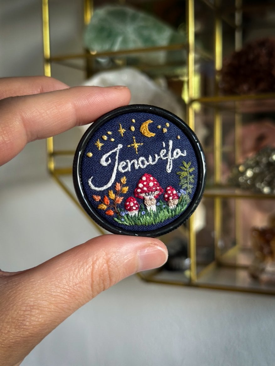 Brož se jmenovkou od Krinolína Art