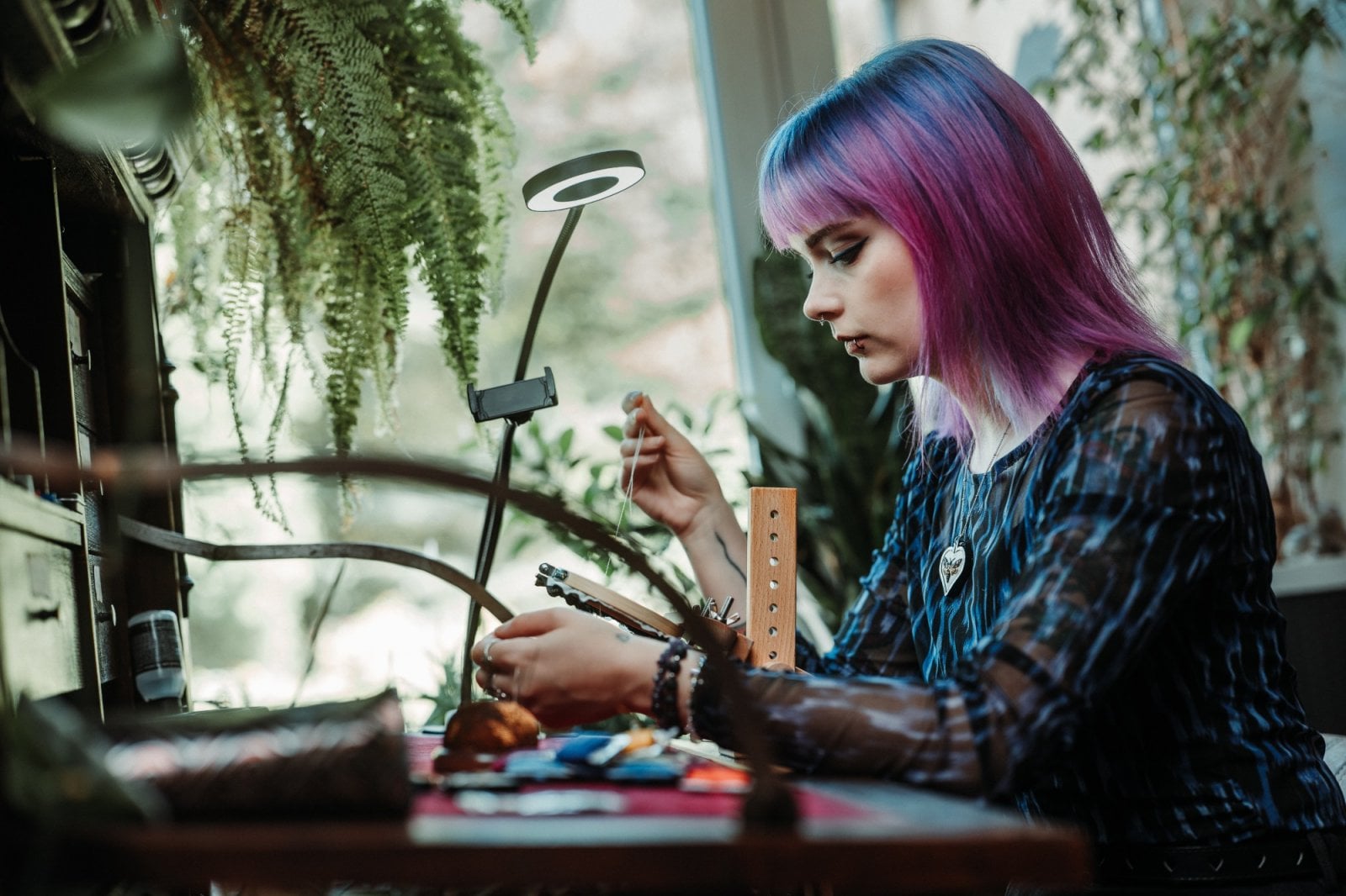 Nikola Tylšová z Krinolína Art při práci