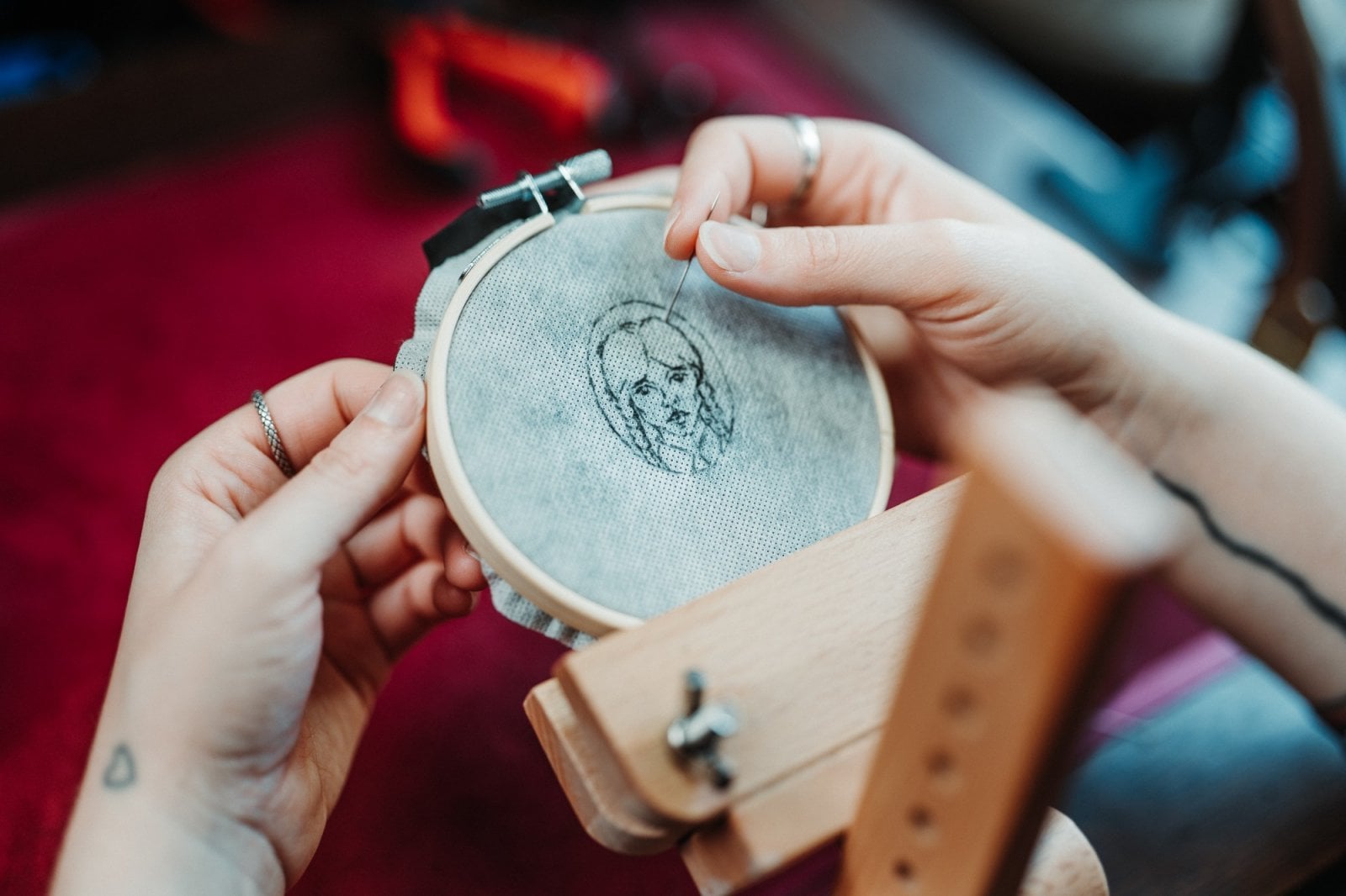 Nikola Tylšová z Krinolína Art při práci