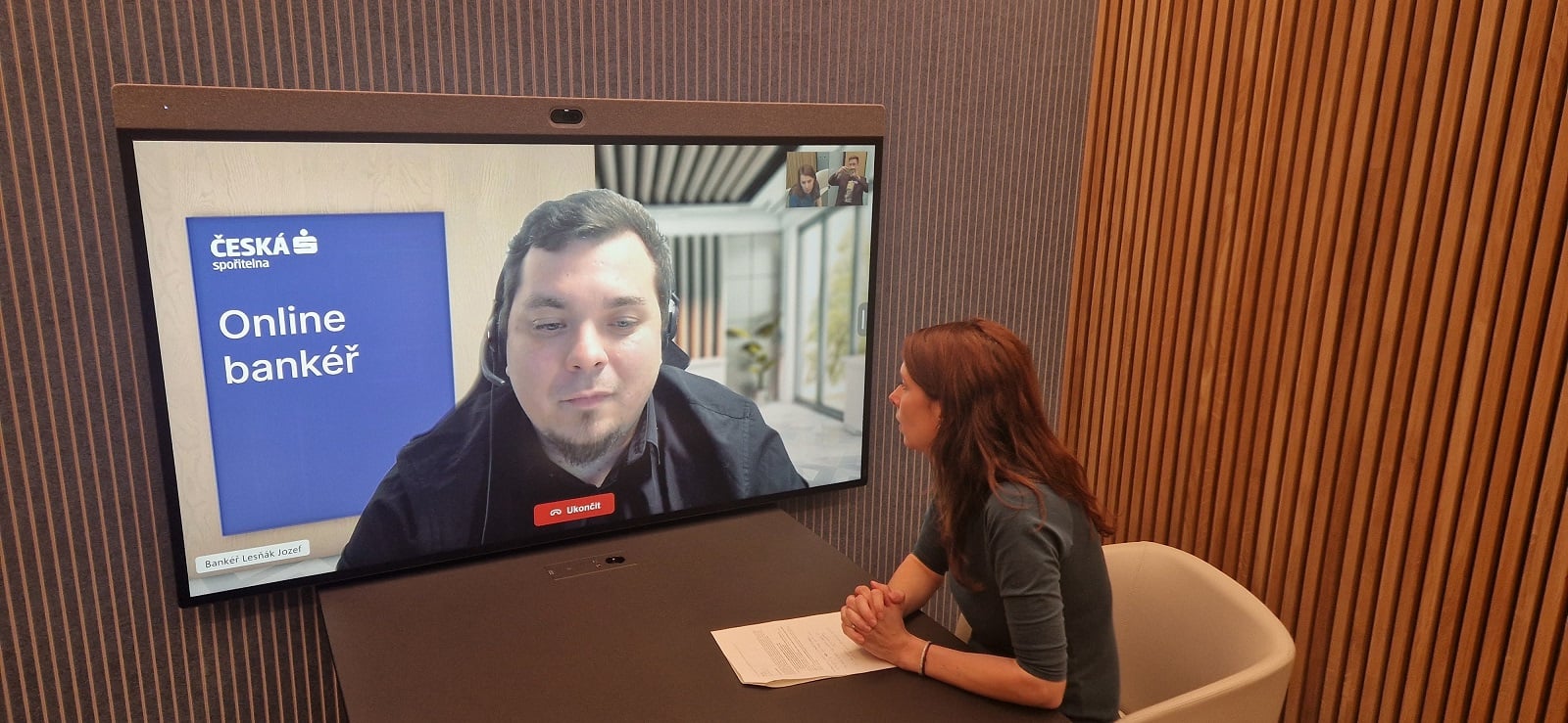 Žena na schůzce s online bankéřem.