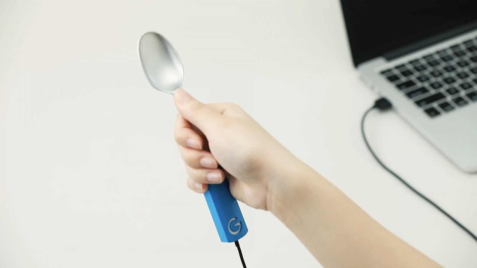 Japonská pobočka Google přišla s úžasným příslušenstvím k virtuální klávesnici Gboard. Je jím lžíce, která obsahuje čidlo ohybu. Během oběda tak můžete přirozeným pohybem palce ohýbat tělo lžíce a umělá inteligence sama vybere požadované písmeno.
(<a href="https://www.youtube.com/watch?v=DeJY5d14qKs">více</a>)