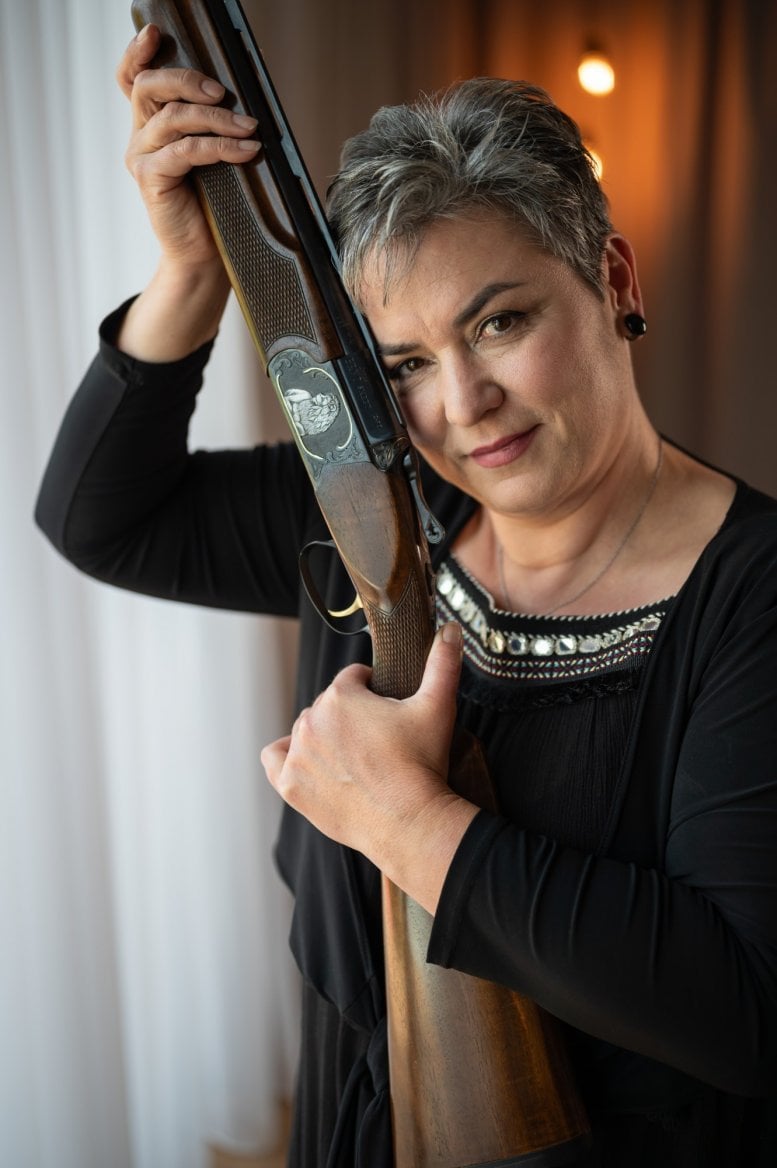Iris Fojtíková se zbraní