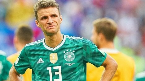 Náhledový obrázek - Krach německé reprezentace zasáhl Adidas. Dresy musí prodávat se slevou