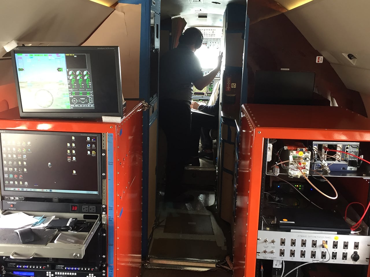 Racky v přepravním prostoru letadla.