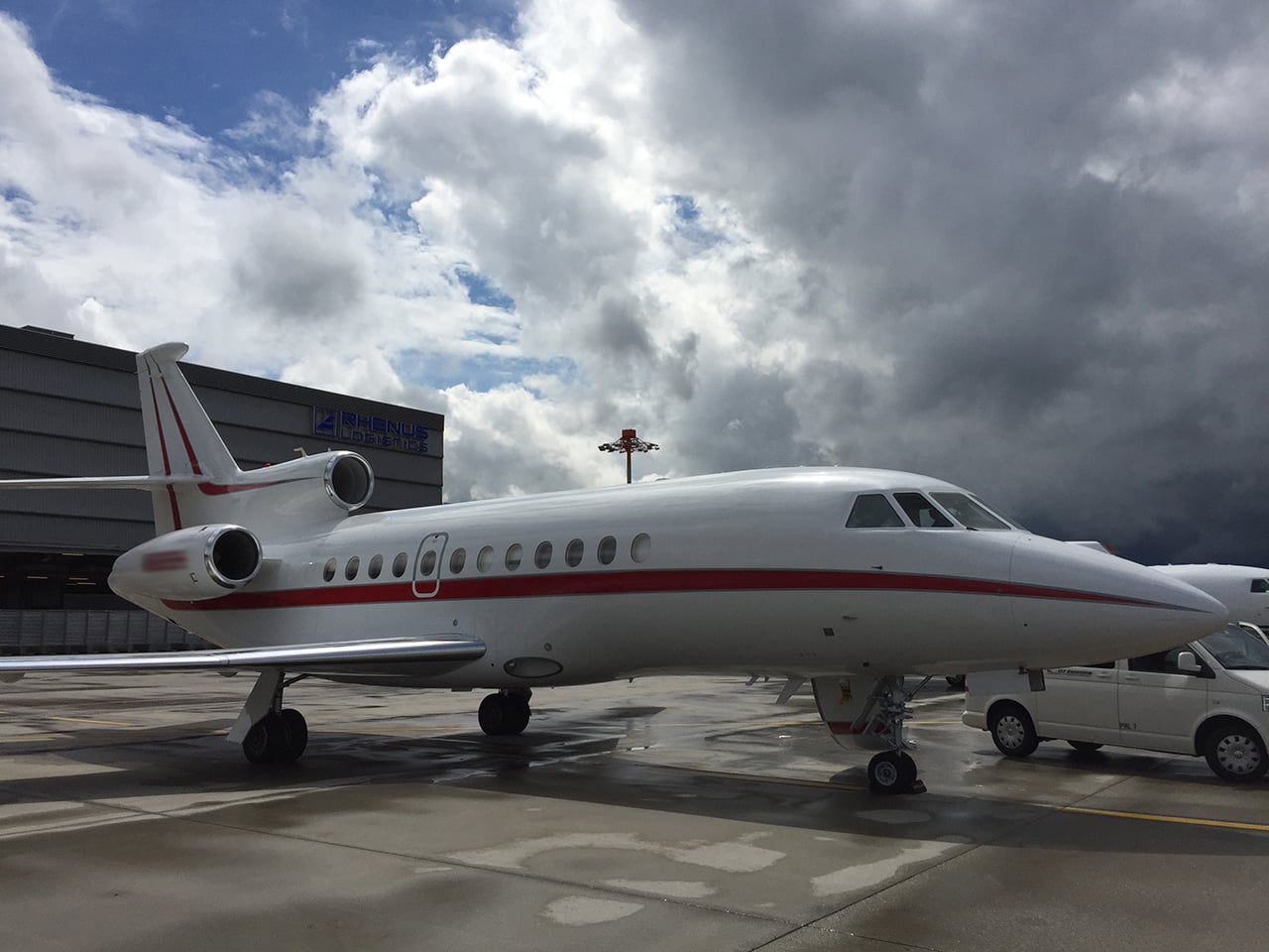 Testovací letoun Honeywellu Falcon 900 EX na letišti v Curychu.
