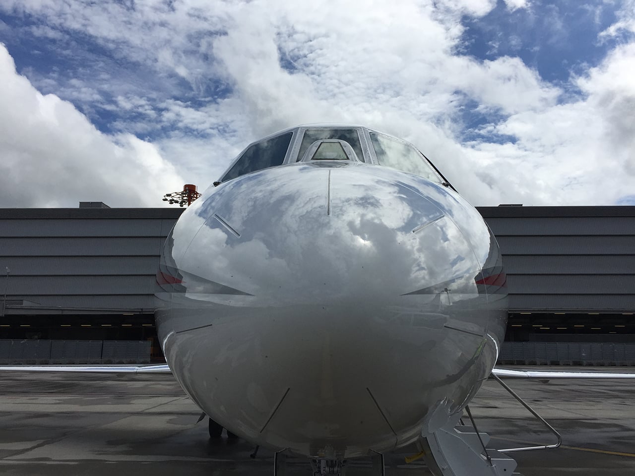 Testovací letoun Honeywellu Falcon 900 EX na letišti v Curychu.