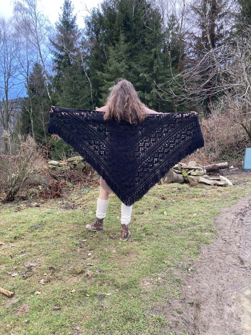 Černý háčkovaný vlniak od Jadoli