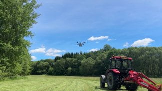 Dron při senoseči