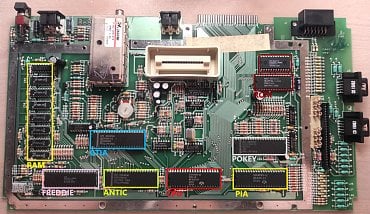 Motherboard Atari 800XL s vyznačenými čipy.