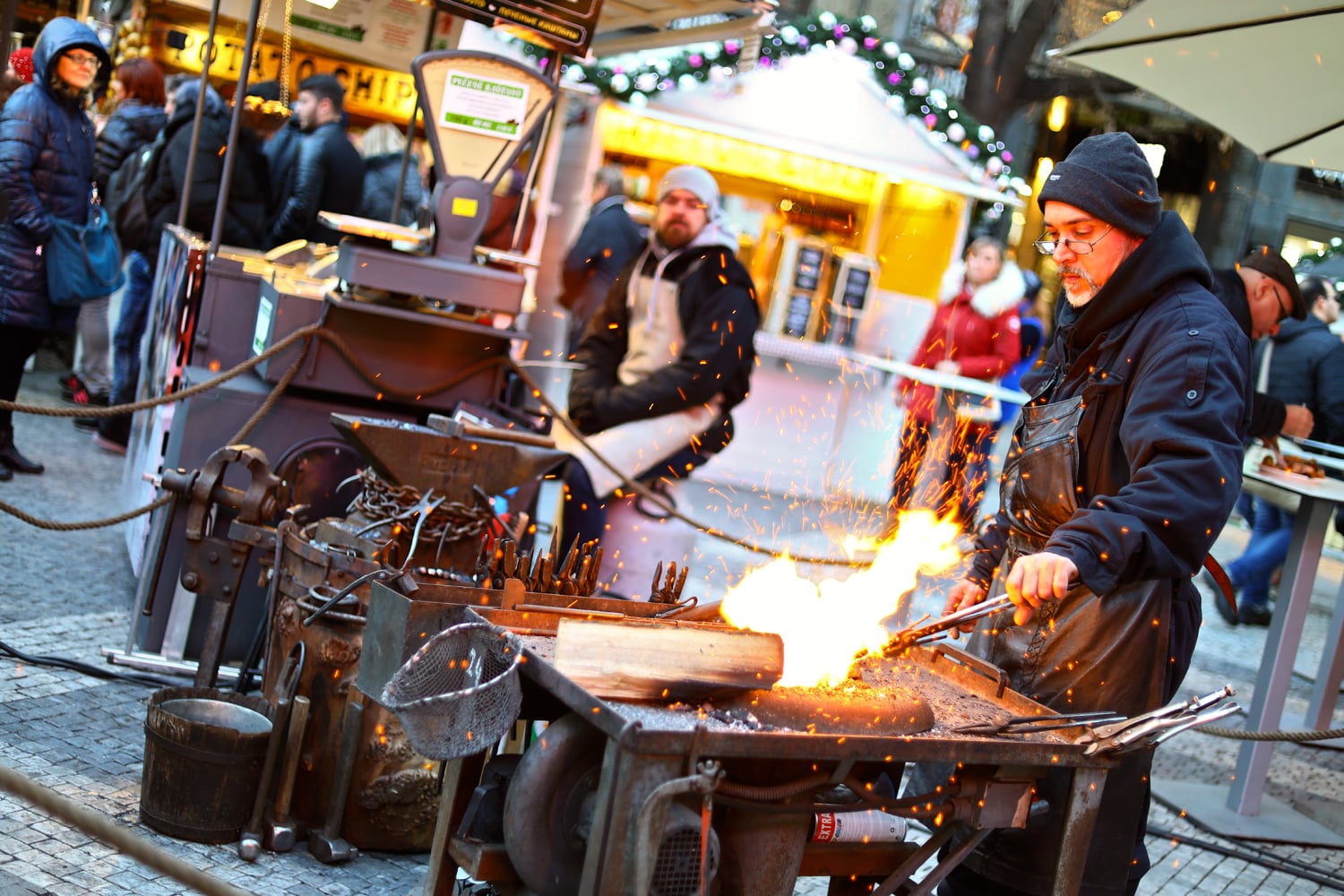 Lidé se mohou podívat pod ruce kovářům.