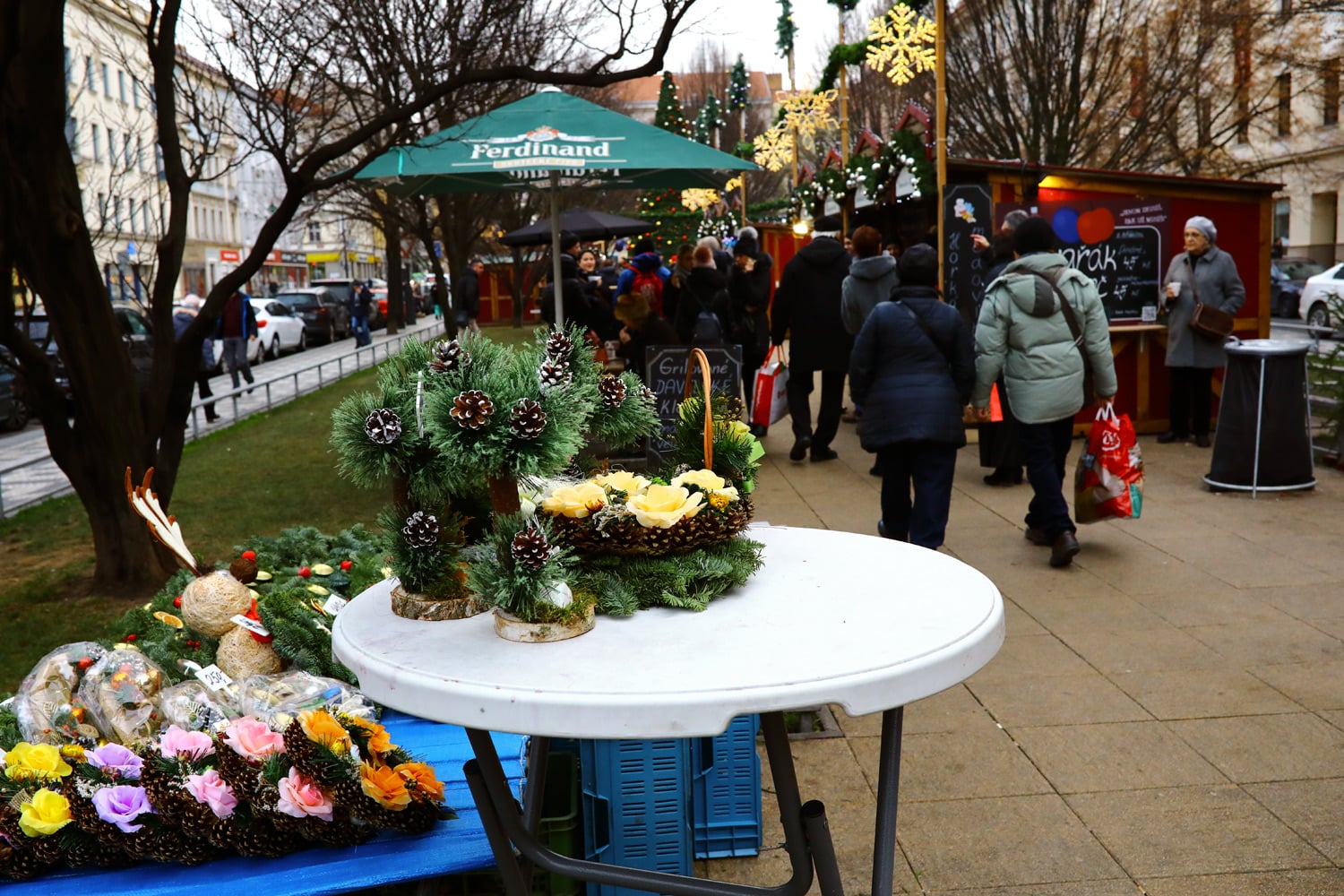 Vánoční trhy na Tylově náměstí lákají hlavně pro svou milou atmosféru.