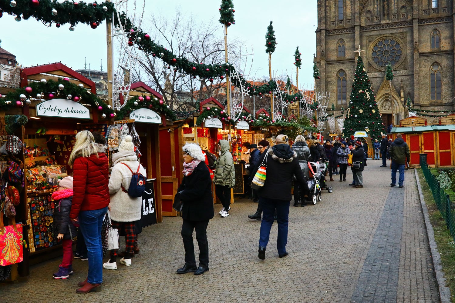 Vánoční trhy na náměstí Míru.