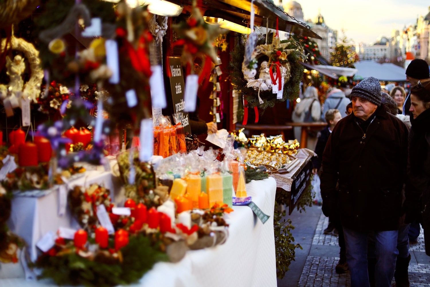 Ještě stále jsou k mání adventní věnce. Na štědrovečerním stole nesmí chybět.