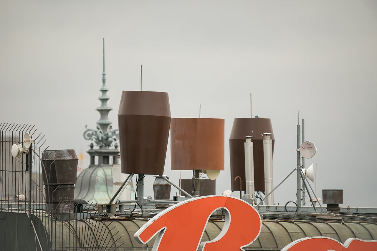 Tyto antény jsou na střeše jednoho z domů na Václavském náměstí. Laminátové kryty imitují výduchy ventilace.