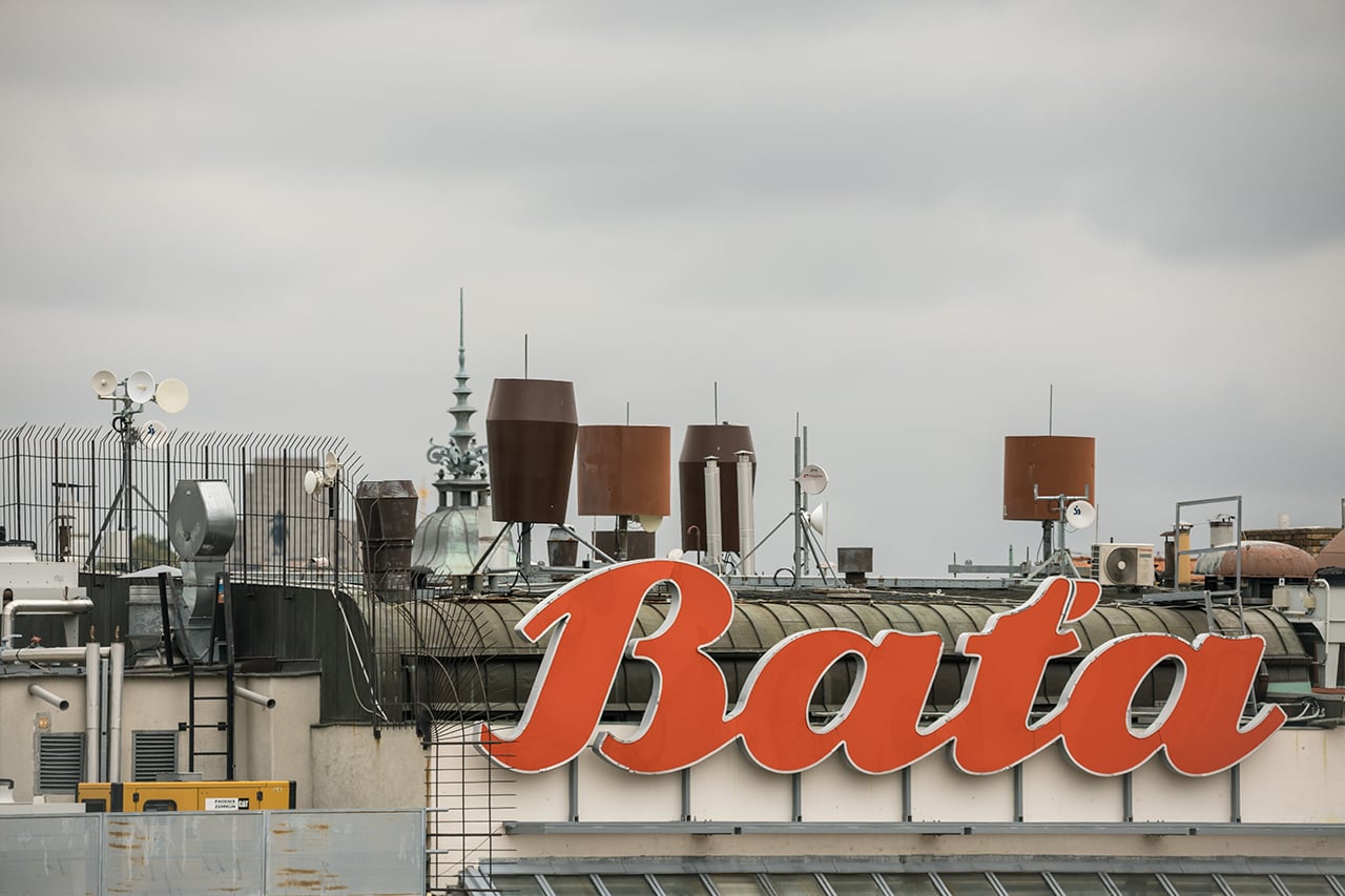 Tyto antény jsou na střeše jednoho z domů na Václavském náměstí. Laminátové kryty imitují výduchy ventilace.