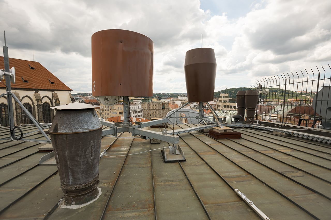 Tyto antény jsou na střeše jednoho z domů na Václavském náměstí. Laminátové kryty imitují výduchy ventilace.