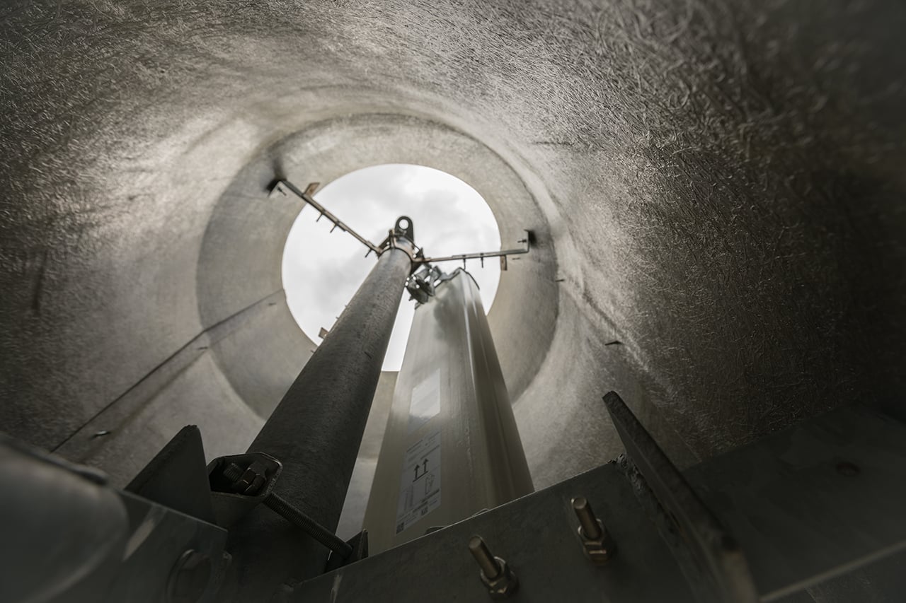 Tyto antény jsou na střeše jednoho z domů na Václavském náměstí. Laminátové kryty imitují výduchy ventilace.