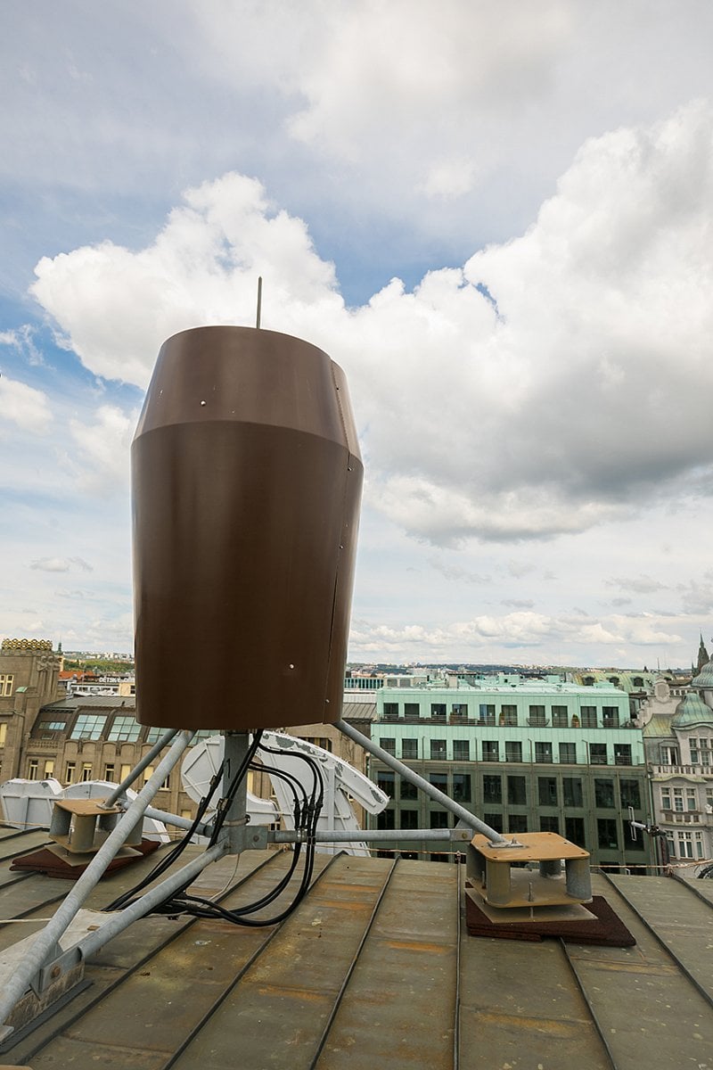 Tyto antény jsou na střeše jednoho z domů na Václavském náměstí. Laminátové kryty imitují výduchy ventilace.
