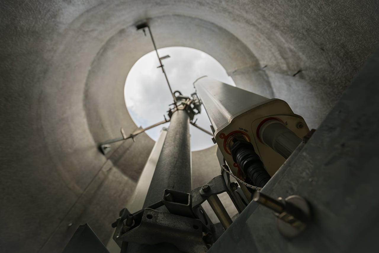 Tyto antény jsou na střeše jednoho z domů na Václavském náměstí. Laminátové kryty imitují výduchy ventilace.