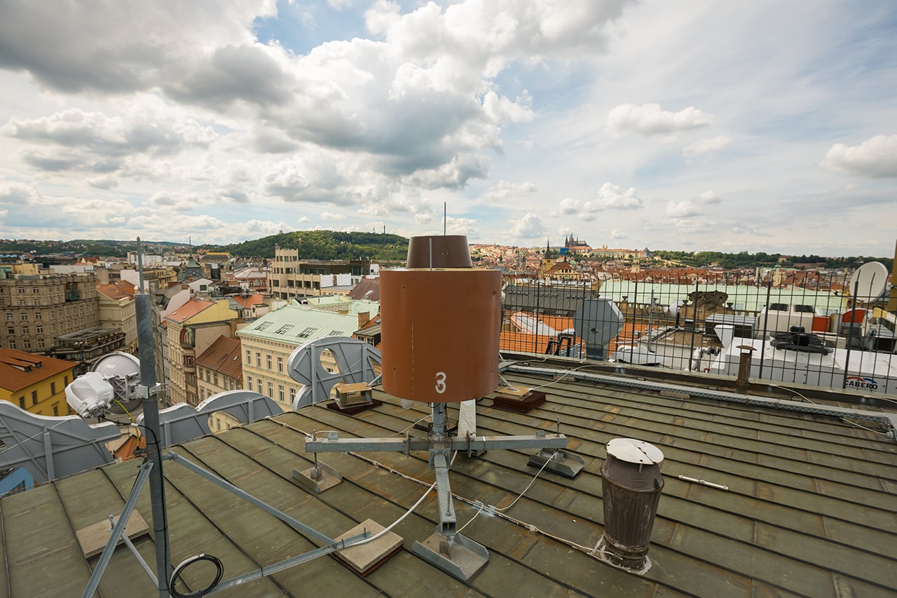 Tyto antény jsou na střeše jednoho z domů na Václavském náměstí. Laminátové kryty imitují výduchy ventilace.