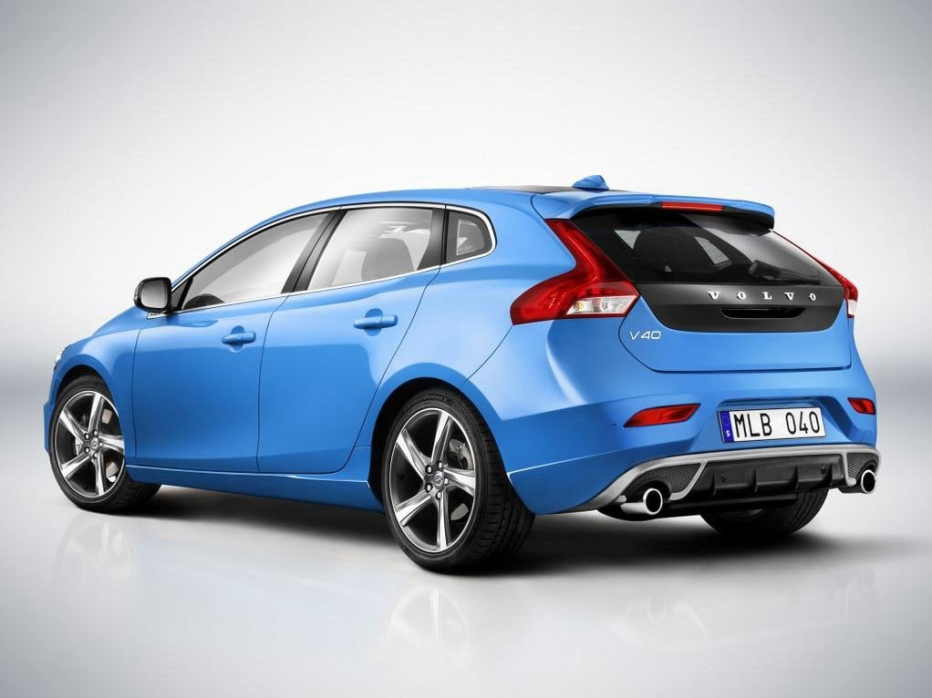 2018-10-volvo-v40-r-design-2.jpg