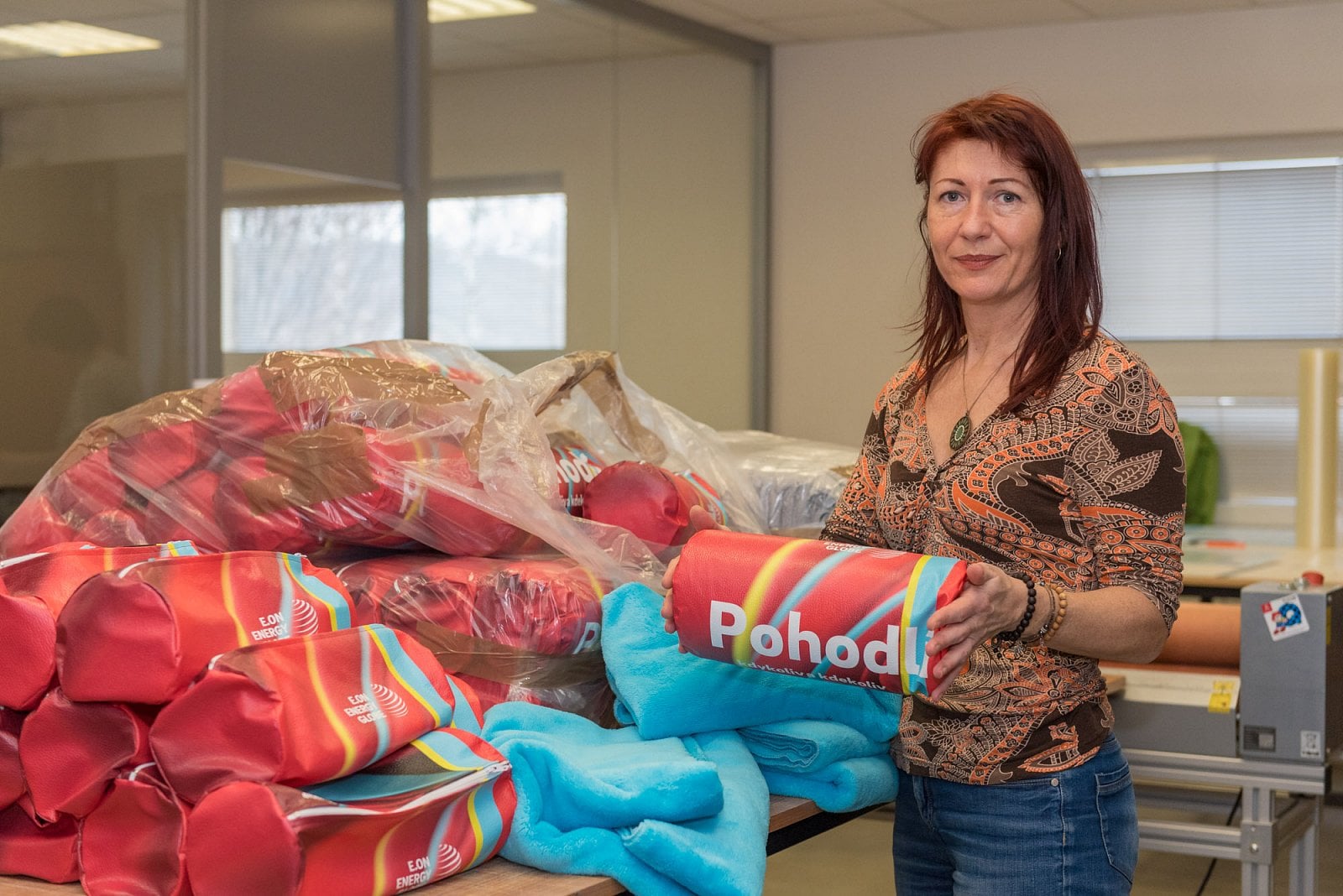 Darina Uhříková a reklamní předměty v podobě hřejivé deky