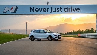 Náhledový obrázek - Hyundai obsadil mostecký autodrom. Projet se tu teď mohou budoucí majitelé vozů řady N, včetně limitky i30 N Drive-N