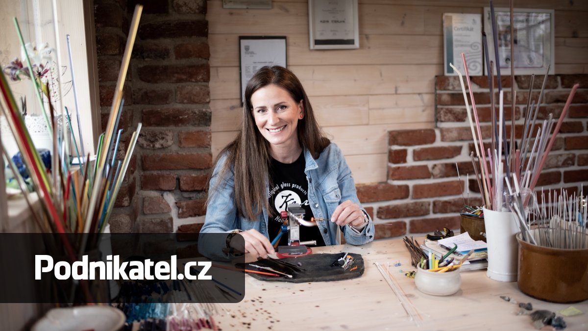 Do lesa nechodí na houby, ale na korálky. Sama vyrábí tradiční skleněné šperky