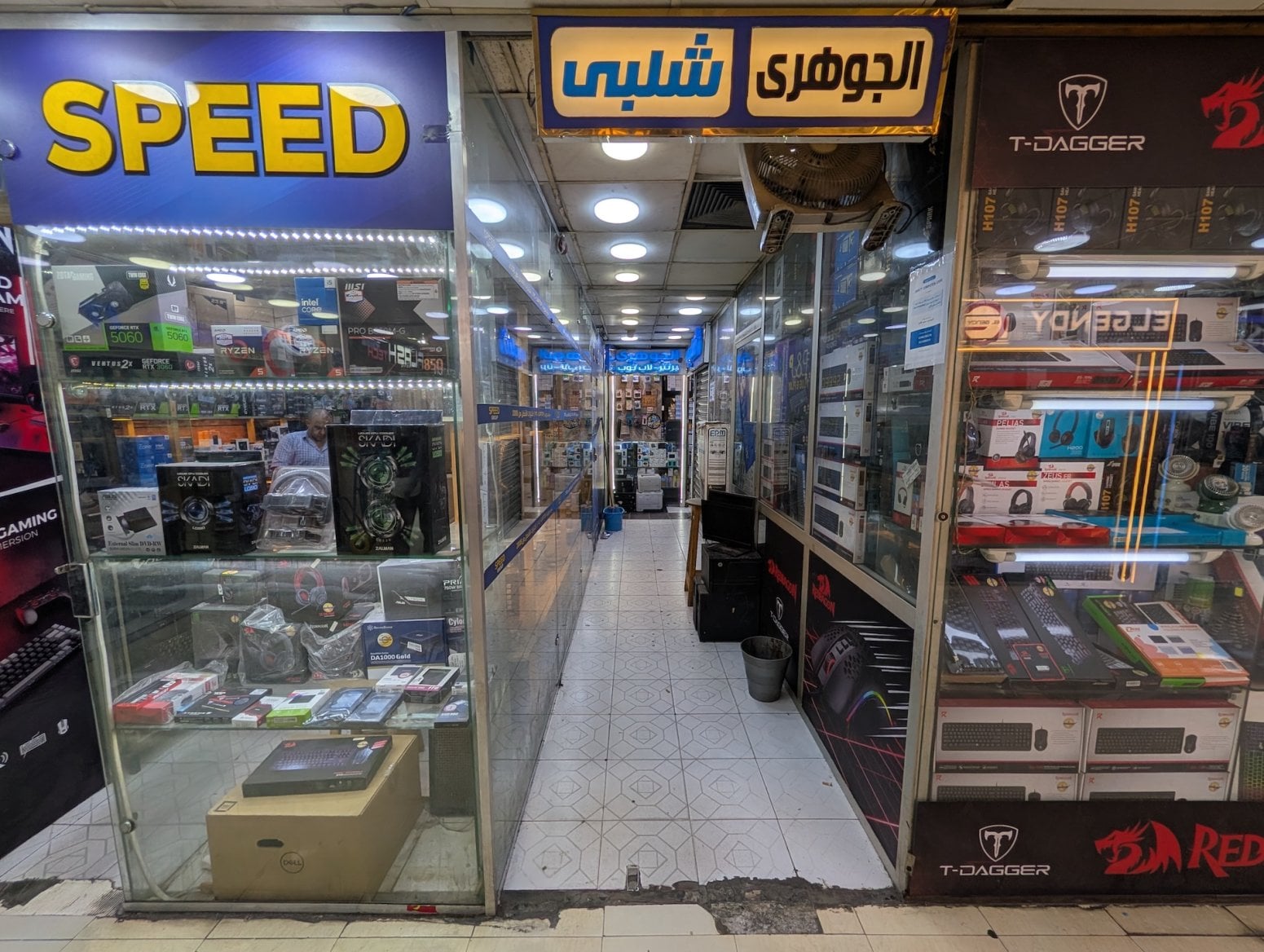 Počítačové a elektronické tržiště Al Boustan v Káhiře v Egyptě
