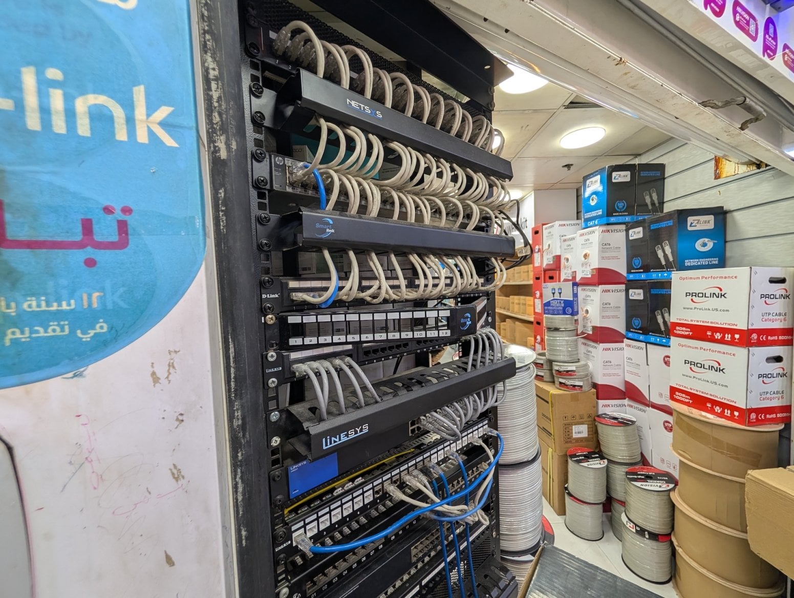 Počítačové a elektronické tržiště Al Boustan v Káhiře v Egyptě