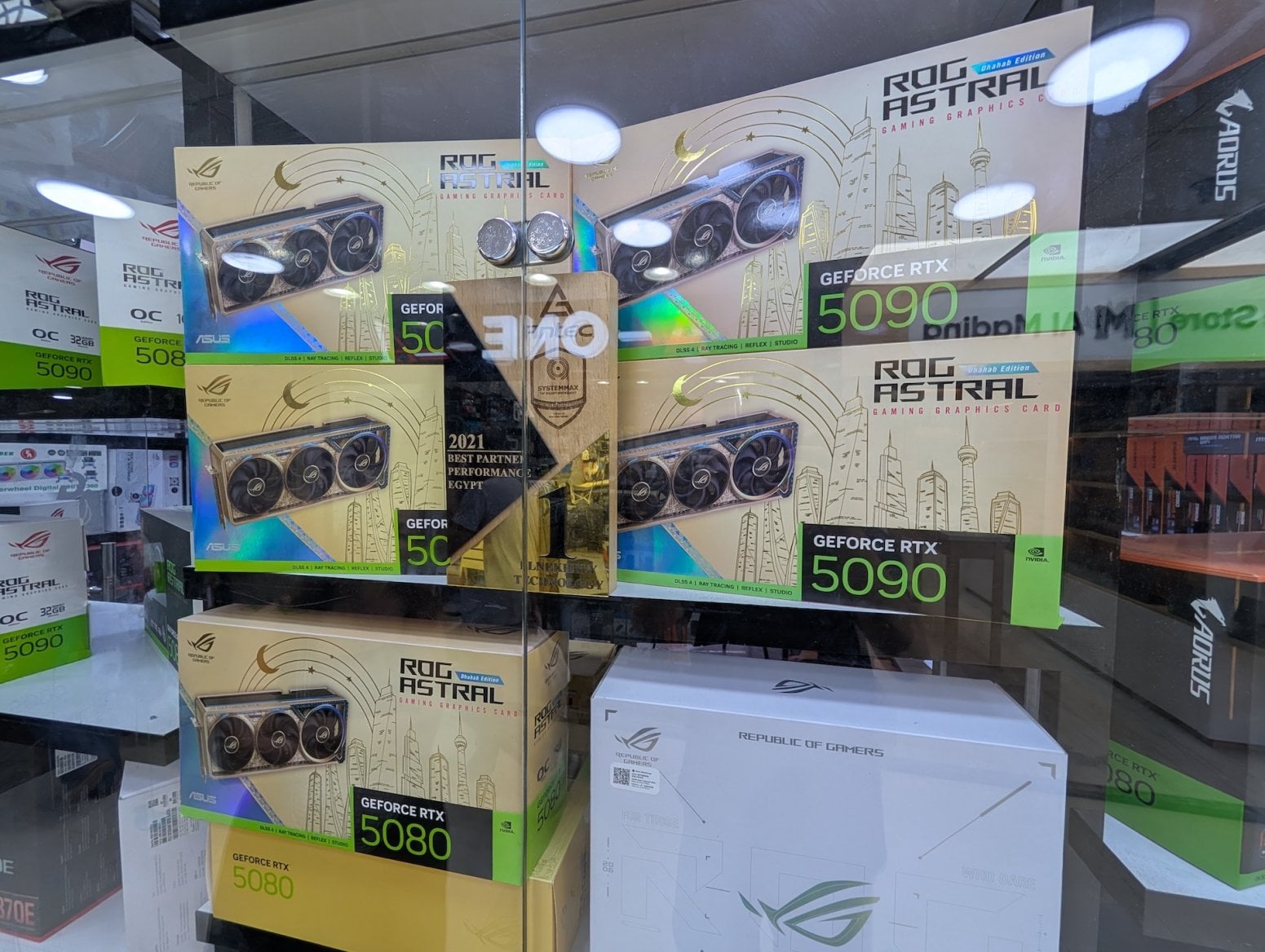 Počítačové a elektronické tržiště Al Boustan v Káhiře v Egyptě