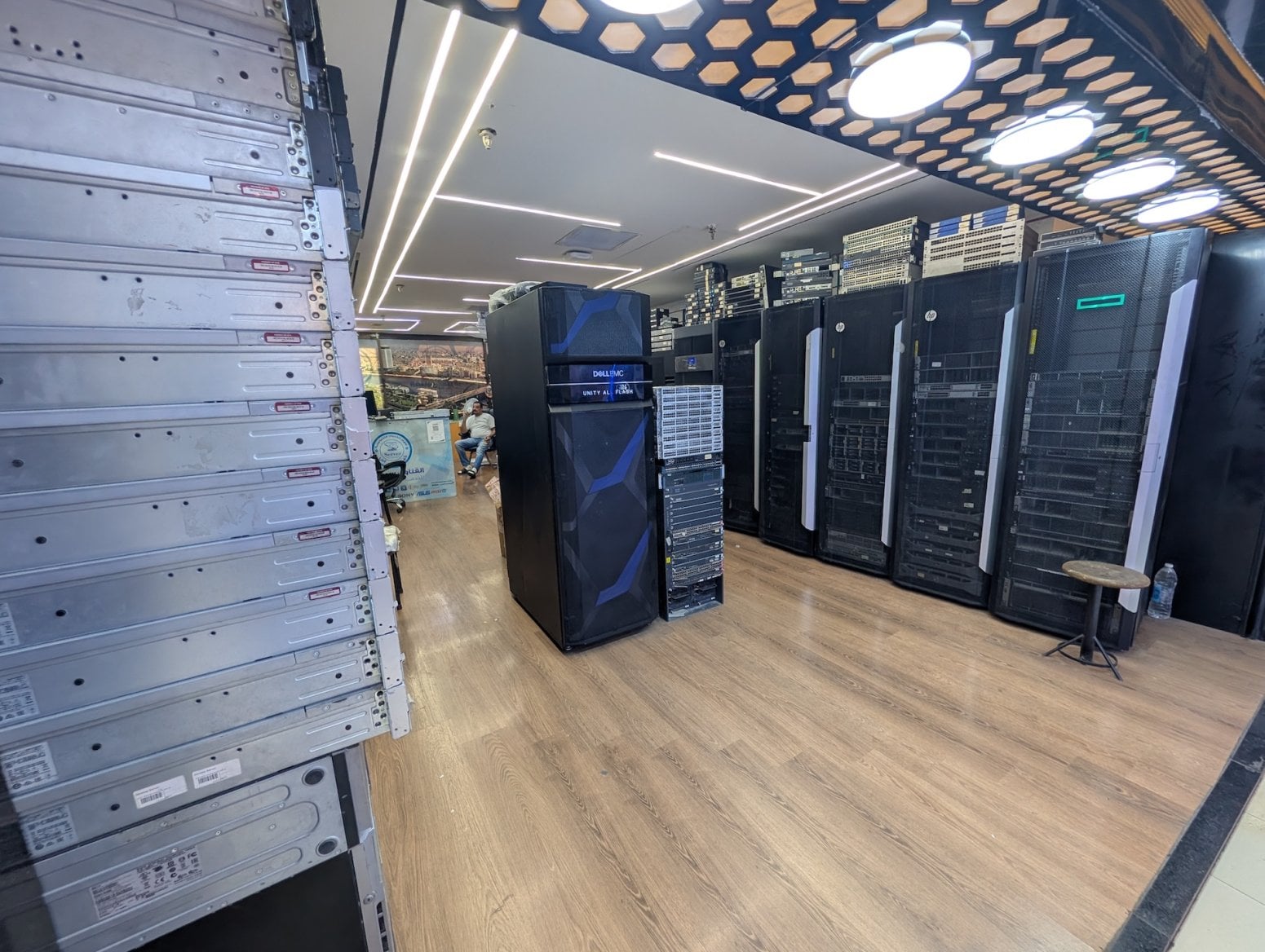 Počítačové a elektronické tržiště Al Boustan v Káhiře v Egyptě