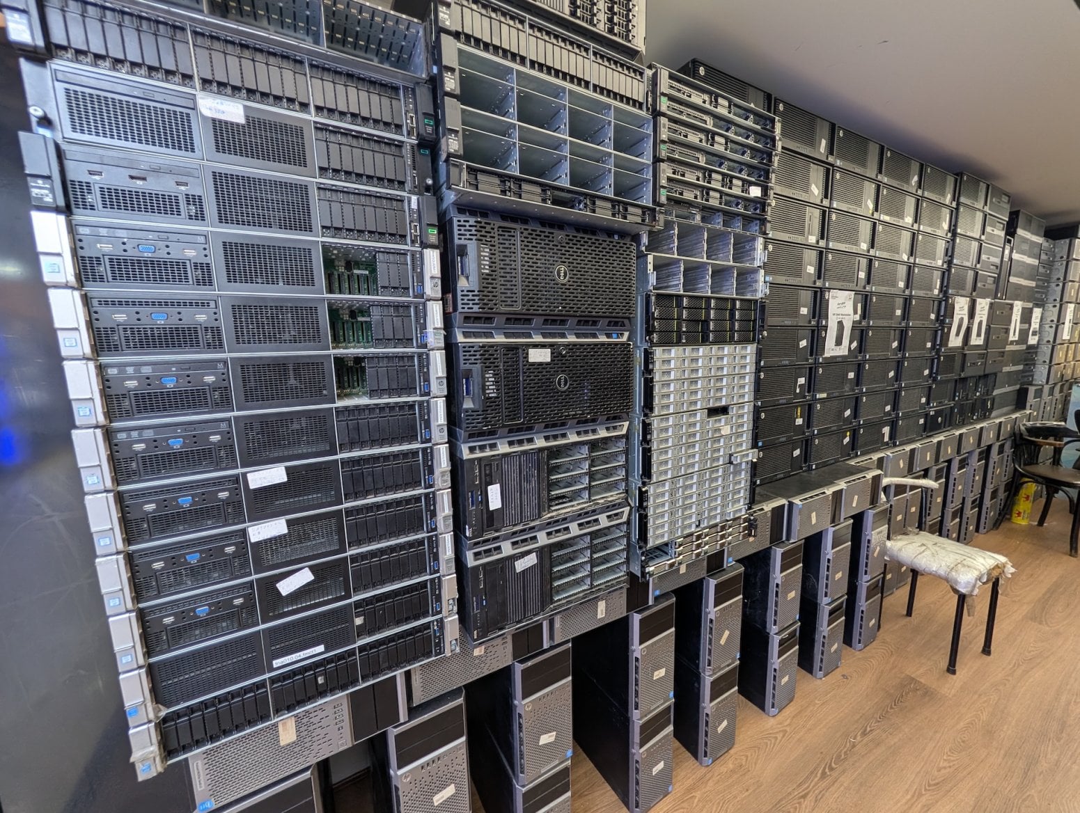 Počítačové a elektronické tržiště Al Boustan v Káhiře v Egyptě