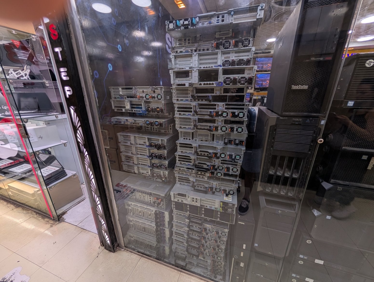 Počítačové a elektronické tržiště Al Boustan v Káhiře v Egyptě