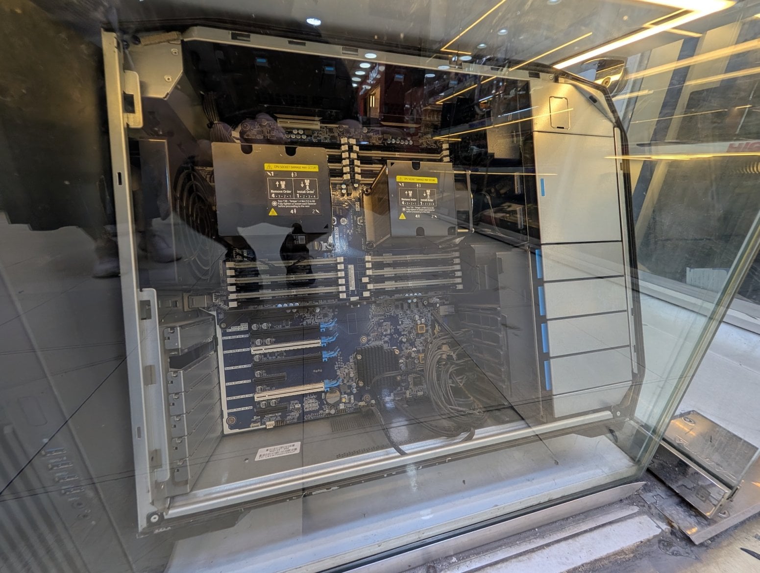 Počítačové a elektronické tržiště Al Boustan v Káhiře v Egyptě