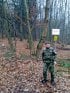 Muž v maskáčovém oblečení v lese
