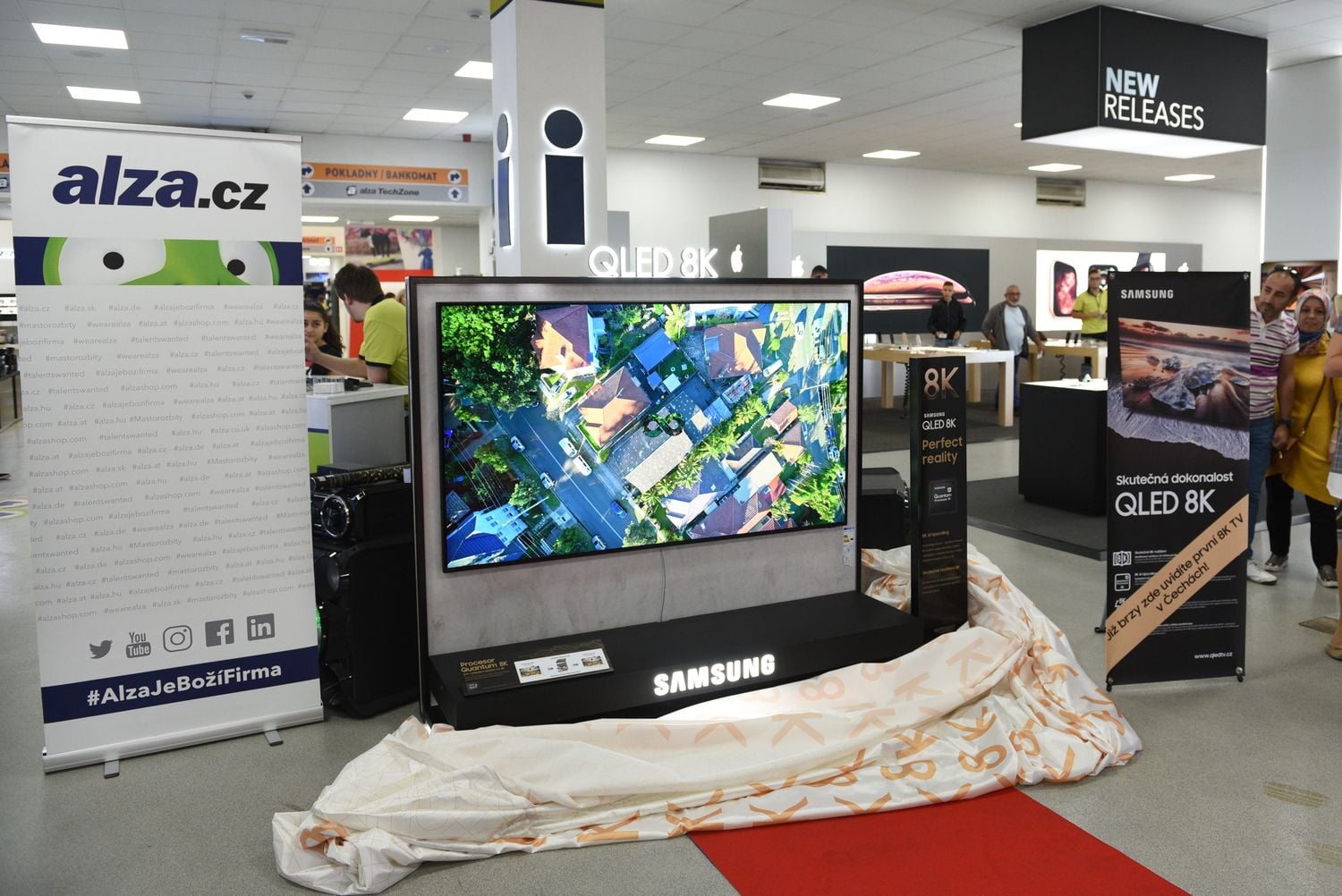 Samsung 8K QLED v Alze