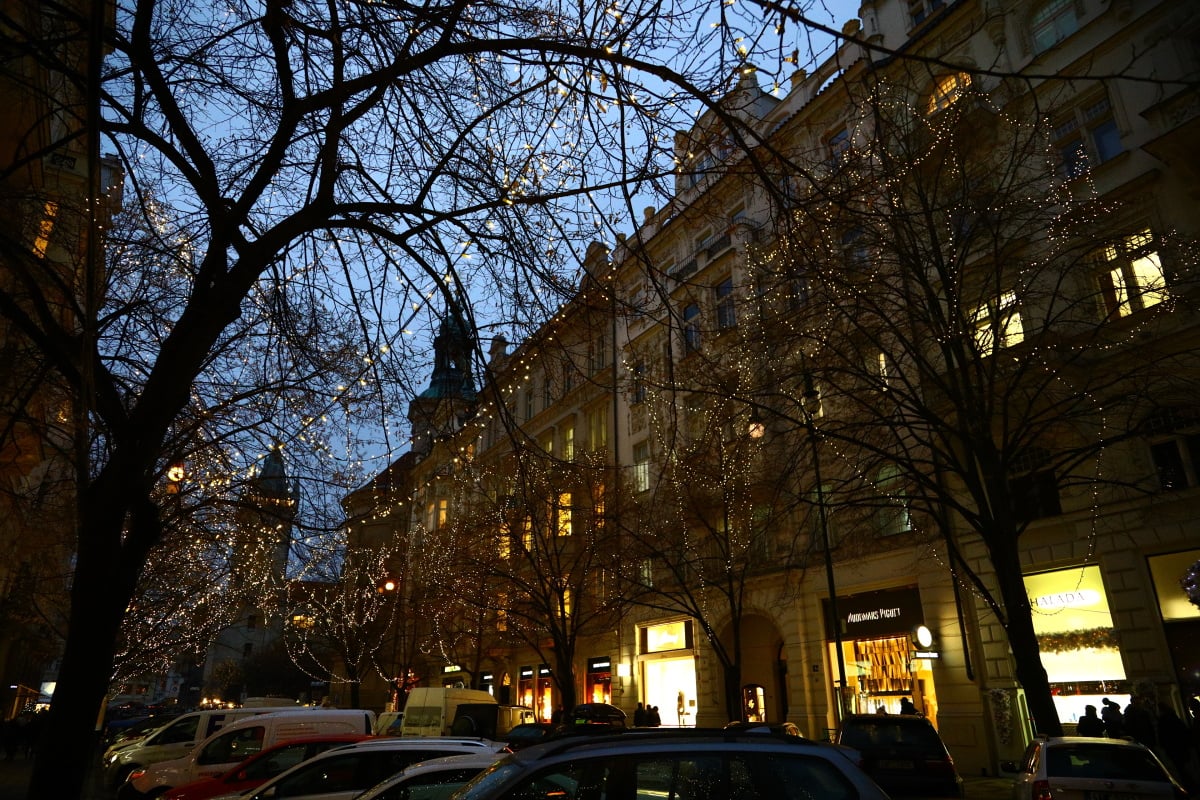 Vánoce v jedné z nejdražších českých ulic. Navštivte Pařížskou