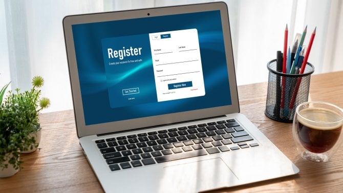 Otevřený notebook na stole na stránce s nápisem Registr