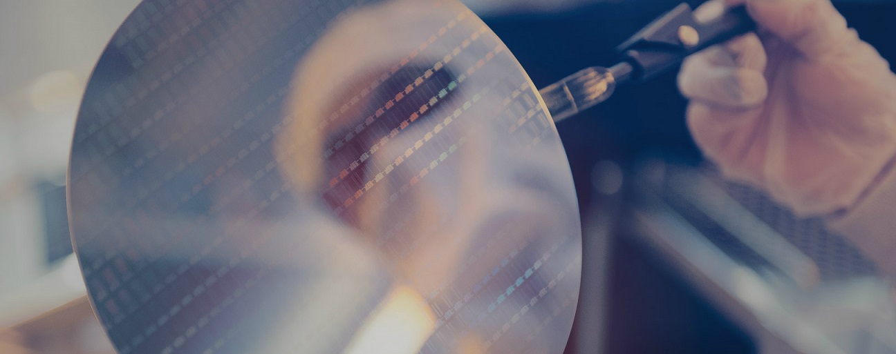 Práce v cleanroomu polovodičové továrny SMIC