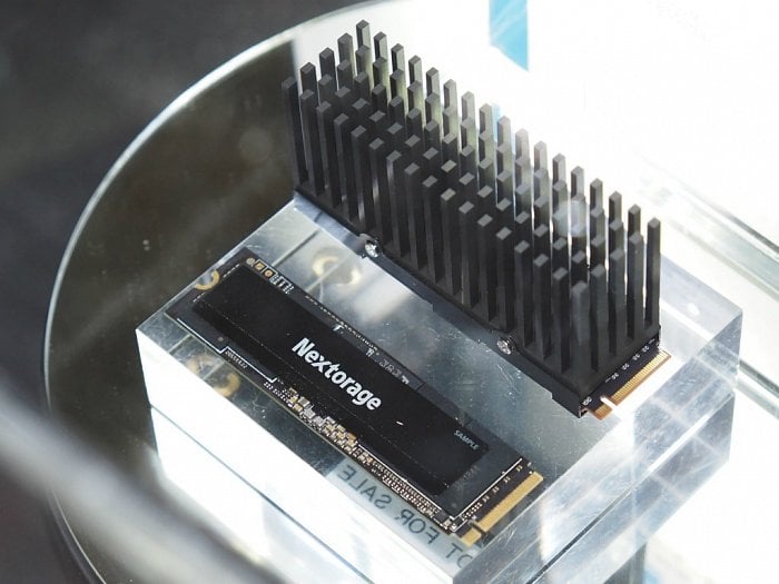 Vzorek PCIe 5.0 SSD Nextorage. Chladiče je asi jen zkušební ač vypadá funkčně u finálních modelů bude asi nahrazen jiným designem