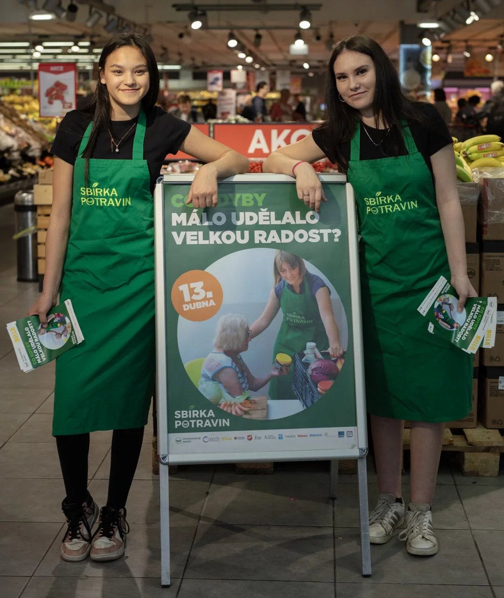Zákazníci rovněž přispěli 50 tunami základní drogerie a hygienických potřeb, které potravinové banky lidem v nouzi také poskytují.