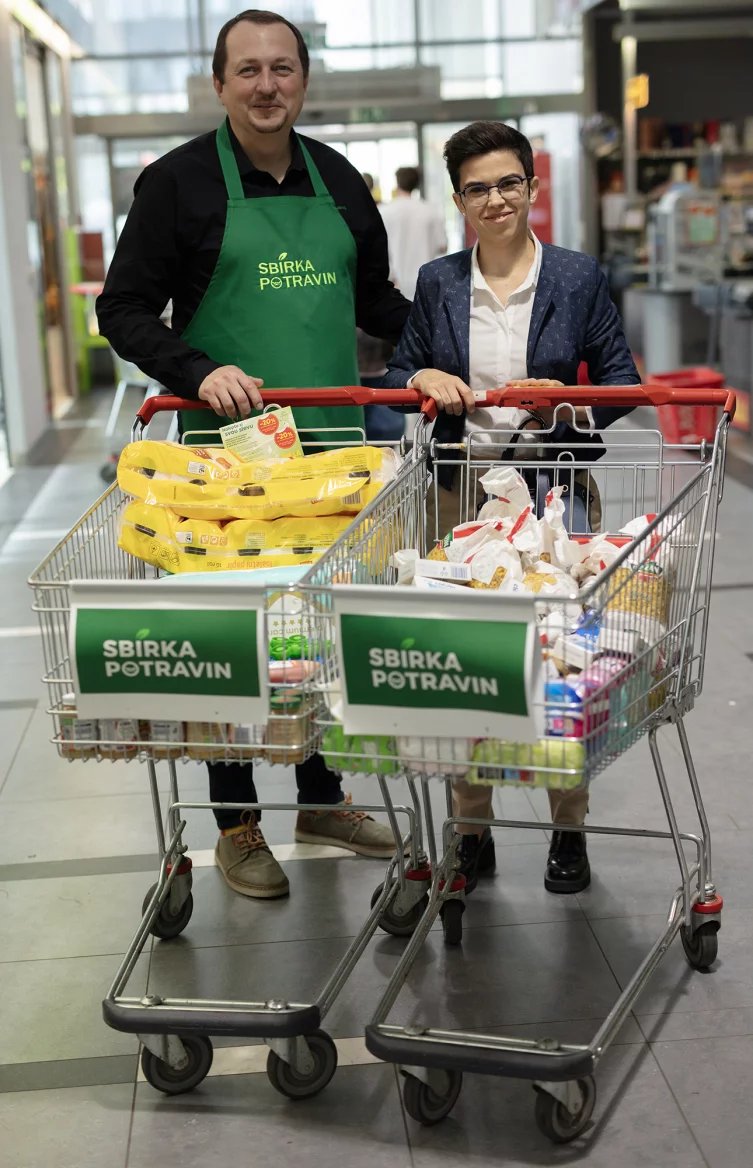 Pomoc ve Sbírce potravin je zaměřena zejména na seniory, rodiny v krizi, rodiče samoživitele, pěstounské rodiny, hendikepované občany či lidi bez domova a pokrývá celou Českou republiku.