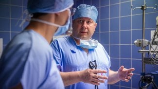 Lékaři z týmu 1. LF UK, kteří léčí sarkomy s pomocí mimotělního oběhu
