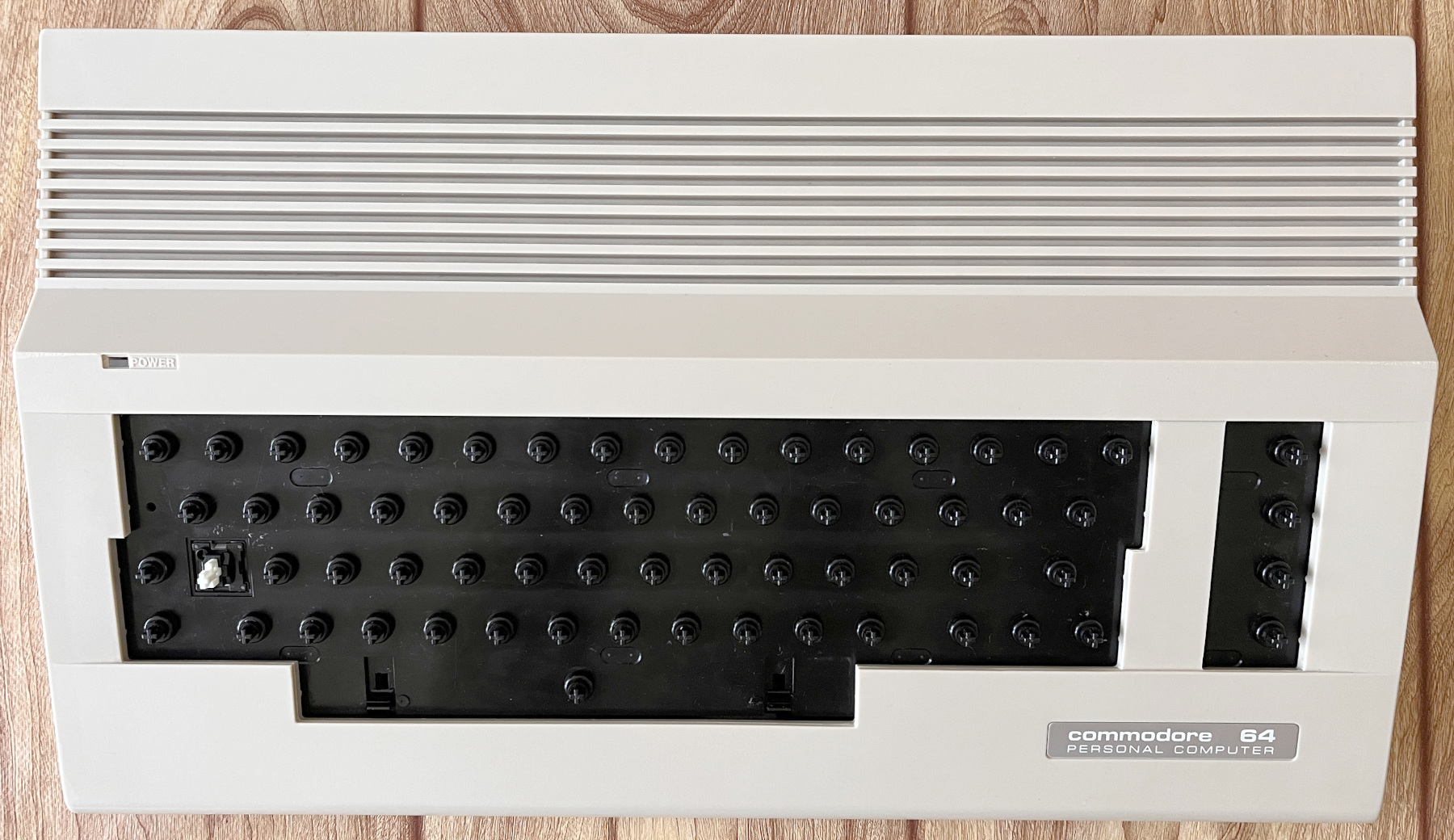 Zkompletovaný počítač bez hmatníků kláves.